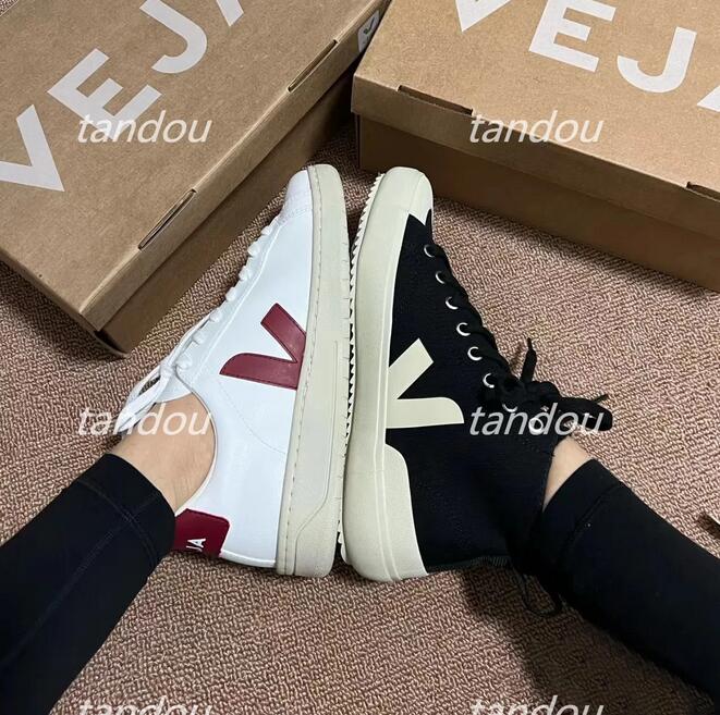 Veja Campo Chrome Free Low Sneakers Designer Casual Shoes Classic White Unisex Fashion Couples Vegetarianism Sneaker Size 35-45, Color 14
Veja Campo Chrome Free Low Sneakers Designer Casual Shoes Classic White Unisex Fashion Couples Vegetarianism Sneaker Size 35-45, Color 14