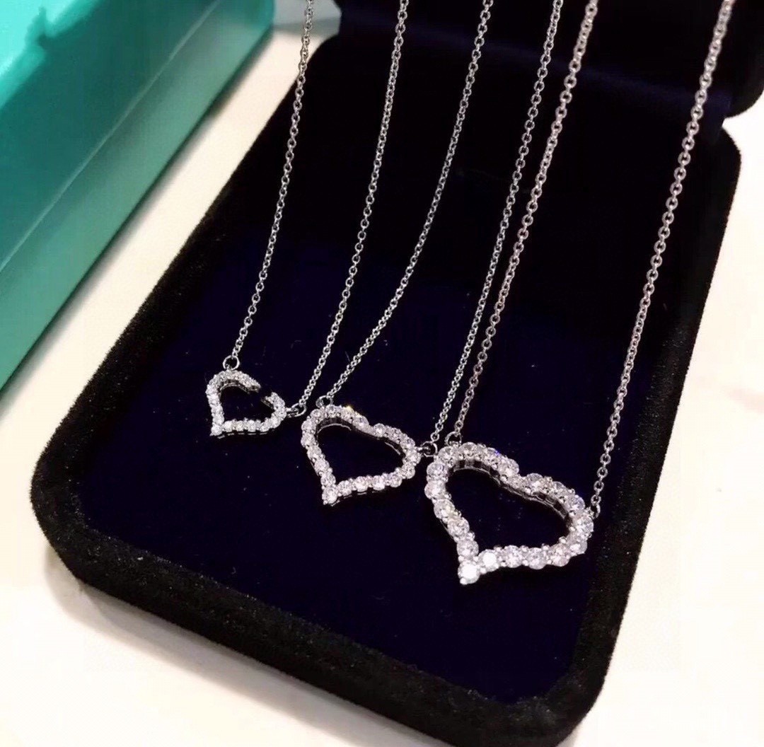New designer elegant heart pendant necklace custom cut craft diamond-encrusted design generous gift gift 
New designer elegant heart pendant necklace custom cut craft diamond-encrusted design generous gift gift