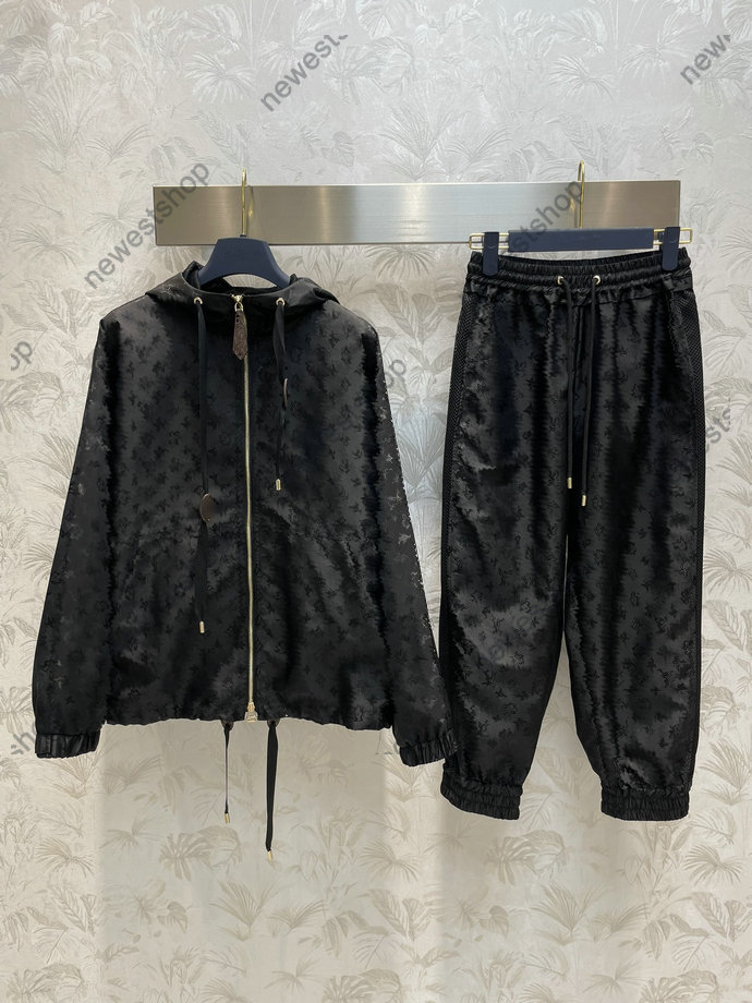 Europe designer womens tracksuits luxury sport suit zipper Dark patterned jacquard jackets Leisure pants women windbreaker breathable zipper sportsuit, White
Europe designer womens tracksuits luxury sport suit zipper Dark patterned jacquard jackets Leisure pants women windbreaker breathable zipper sportsuit, White