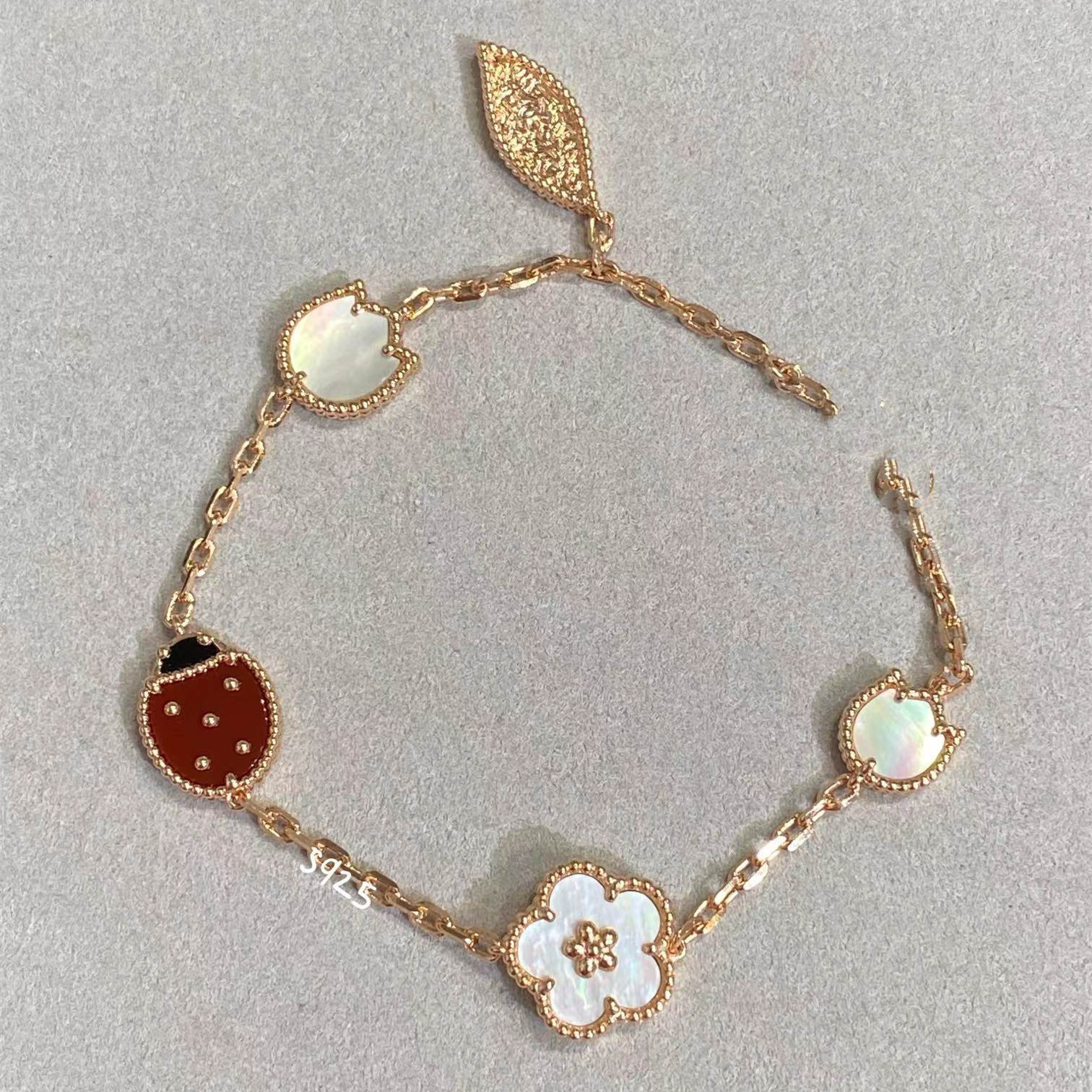 Romatic Women Fashion Shell Bracelet Lucky Spring Flower Ladybug Fauna Design Luxury Smart Bracelet Wedding Jewelry 220117
Romatic Women Fashion Shell Bracelet Lucky Spring Flower Ladybug Fauna Design Luxury Smart Bracelet Wedding Jewelry 220117