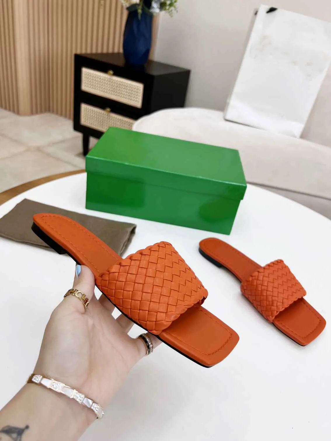 2023 Designer Slippers Bottegas women's fashion sandals design for women summer slides casual Flat slipper slip-on shoes