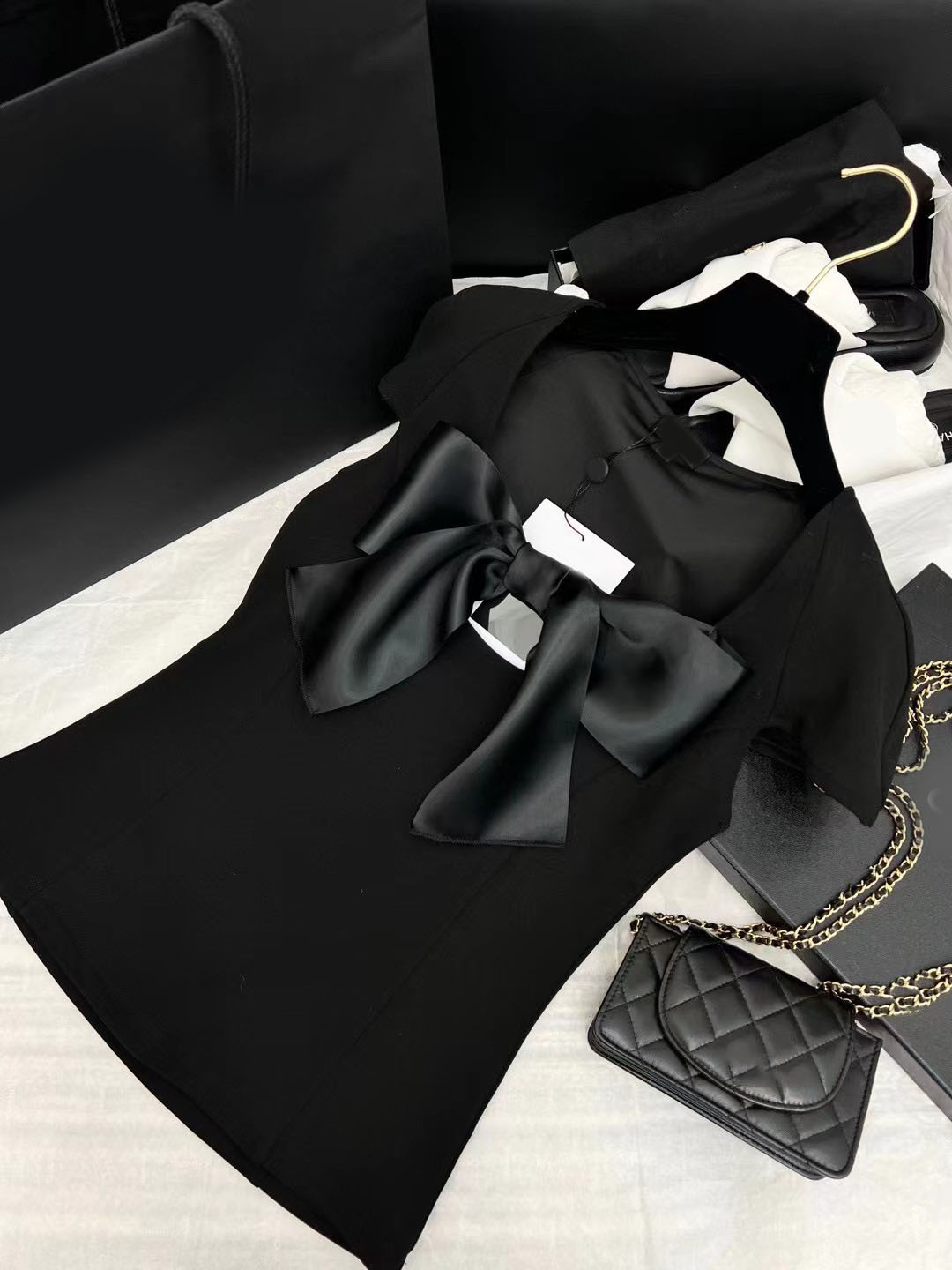 Designers Women Black Bow Elegant Solid T Shirts Fashion Square Neck Short Sleeve Lady Tees Luxurys Casual T-shirts 2023
Designers Women Black Bow Elegant Solid T Shirts Fashion Square Neck Short Sleeve Lady Tees Luxurys Casual T-shirts 2023