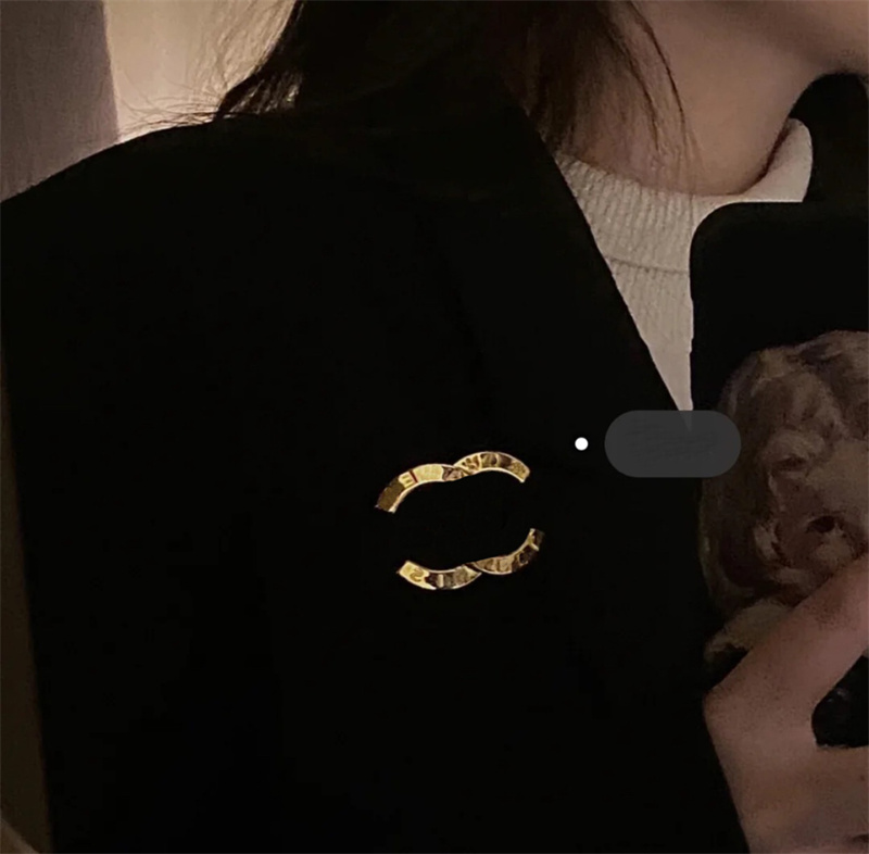 Designer Womwn Gold Broochs For Women Men Pins Brooches Jewerly Brooches Luxury Brand Brooch C Gold Classic Pin For Suit Dress Pins
Designer Womwn Gold Broochs For Women Men Pins Brooches Jewerly Brooches Luxury Brand Brooch C Gold Classic Pin For Suit Dress Pins