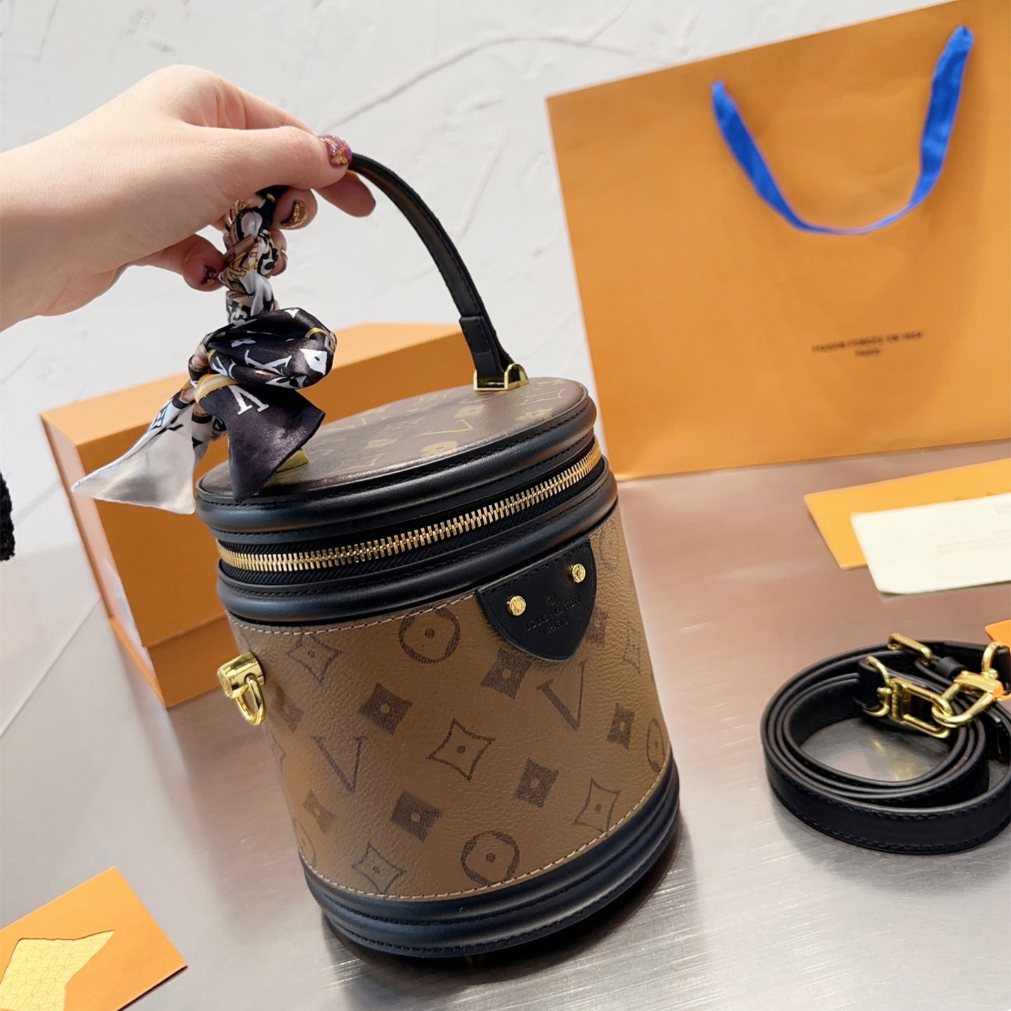 Luxurys Designer Bucket Bag Women brand handbag Casual Fashion Drawstring crossbody bag Large capacity lady Shoulder bag with original box, Brown
Luxurys Designer Bucket Bag Women brand handbag Casual Fashion Drawstring crossbody bag Large capacity lady Shoulder bag with original box, Brown