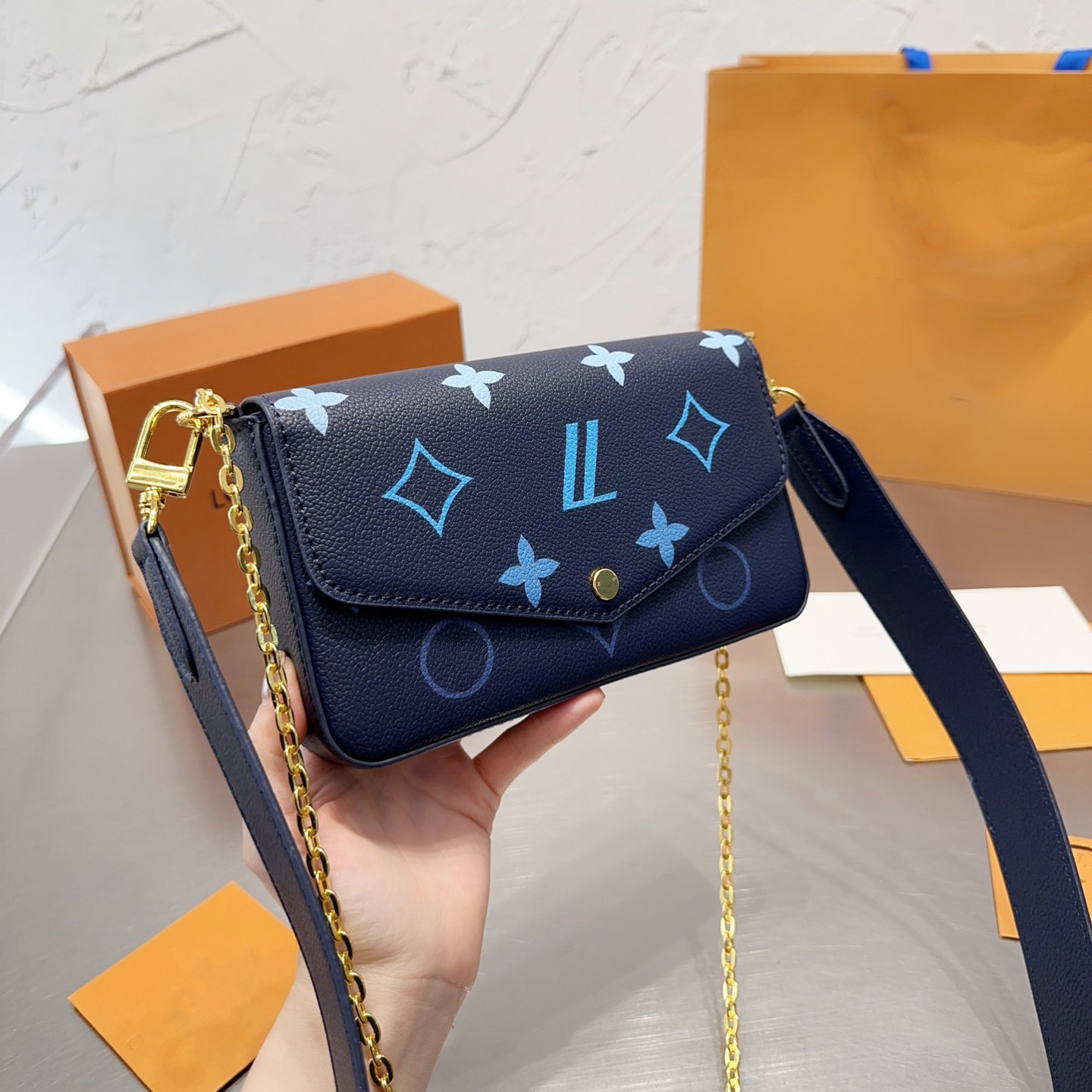 23SS Women Luxurys Designers Wallet Bags Handbag Classic Fiower Golden Chain Bag Genuine Leather Messenger Wallets Purse Card Holder 21CM, Pink
23SS Women Luxurys Designers Wallet Bags Handbag Classic Fiower Golden Chain Bag Genuine Leather Messenger Wallets Purse Card Holder 21CM, Pink
