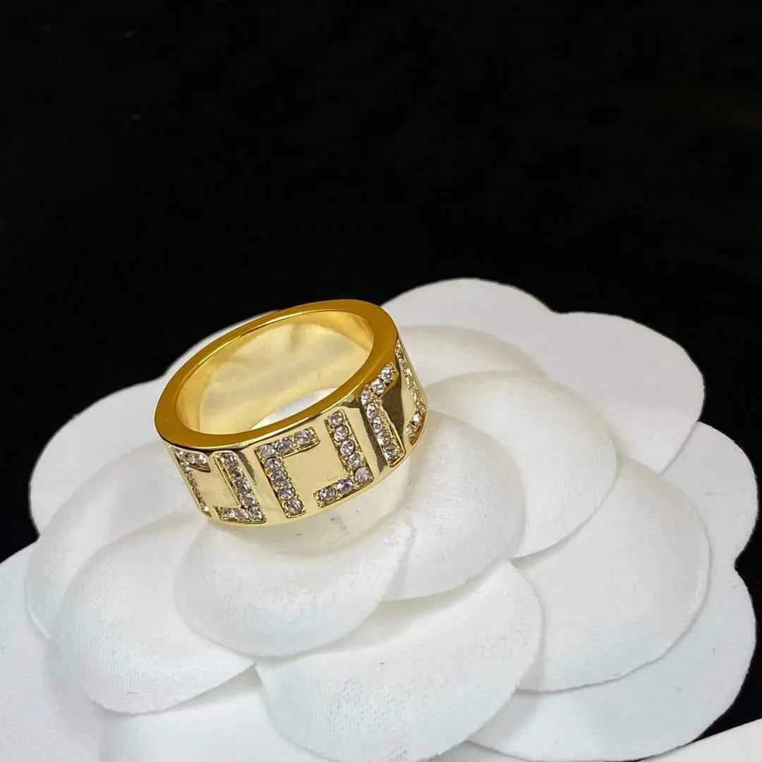 Fashion gold letter ring bague for Woman Simple Personality Party wedding lovers gift engagement rings jewelry with box NRJ
Fashion gold letter ring bague for Woman Simple Personality Party wedding lovers gift engagement rings jewelry with box NRJ