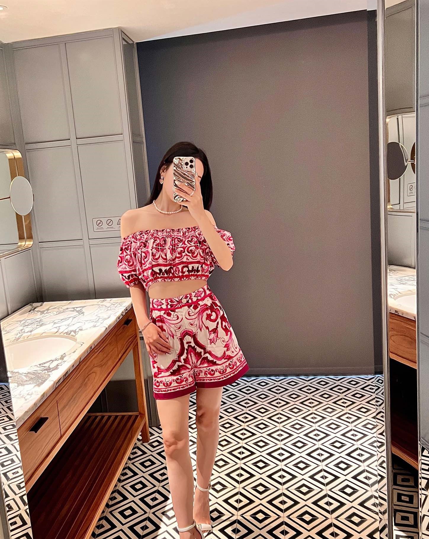 Do 2023 new summer Women's Two Piece Sets OOTD fashion sexy Two Piece Dress print cropped top short pants womens top-grade Print sexy suit Mother's Day gift, Red
Do 2023 new summer Women's Two Piece Sets OOTD fashion sexy Two Piece Dress print cropped top short pants womens top-grade Print sexy suit Mother's Day gift, Red