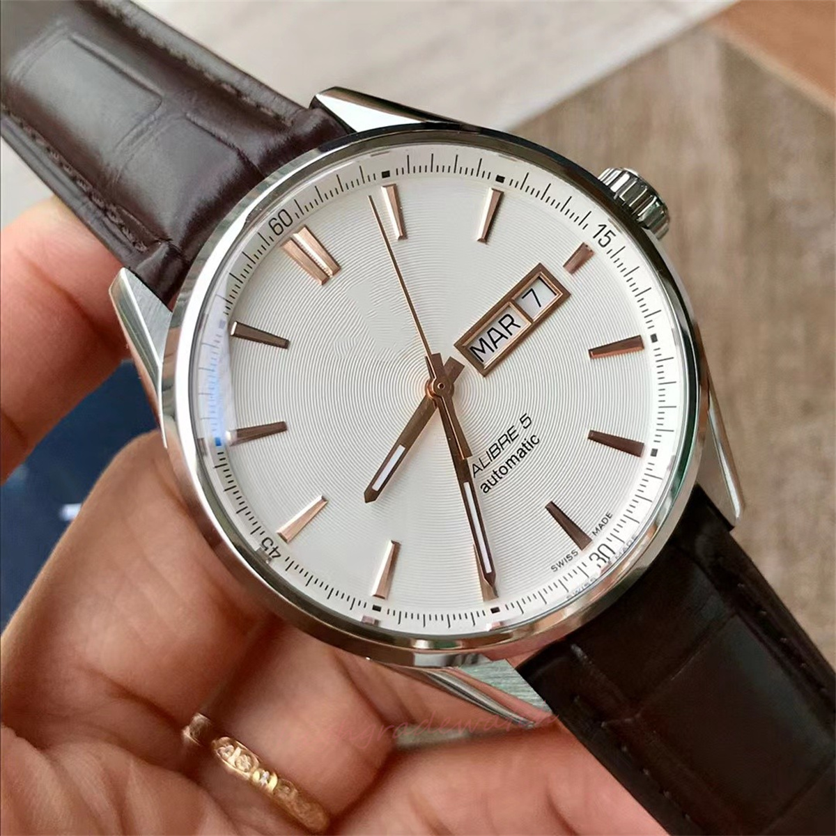 2023New Men's watch double calendar style sapphire anti-dazzling-glass size 41mm Swiss SW220 mechanical movement see-through design, As shown
2023New Men's watch double calendar style sapphire anti-dazzling-glass size 41mm Swiss SW220 mechanical movement see-through design, As shown