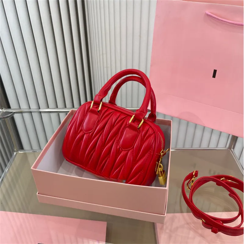 A High quality travel handbag bags soft sheep leather handbags Luxury designewallet womens Cross body bag Hobo Totes Evening Bag purses, Red
A High quality travel handbag bags soft sheep leather handbags Luxury designewallet womens Cross body bag Hobo Totes Evening Bag purses, Red