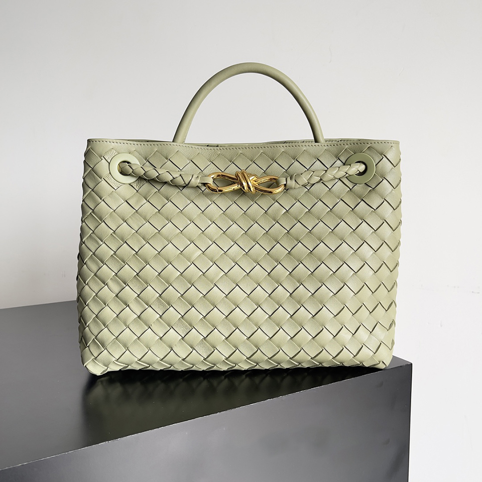 Designer Tote Bag Medium Lambskin Handbag 10A Mirror quality Crossbody Bag 32CM With BOX B05V
Designer Tote Bag Medium Lambskin Handbag 10A Mirror quality Crossbody Bag 32CM With BOX B05V