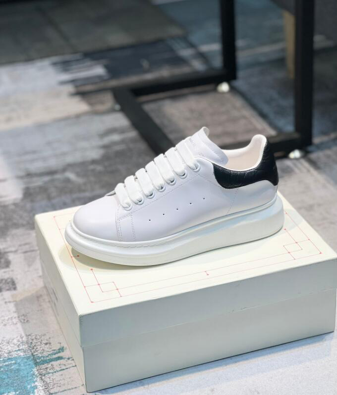 Designer Woman shoe Leather Men Fashion Platform Sneakers White Black mens womens Luxury velvet suede Casual Shoes, 48
Designer Woman shoe Leather Men Fashion Platform Sneakers White Black mens womens Luxury velvet suede Casual Shoes, 48