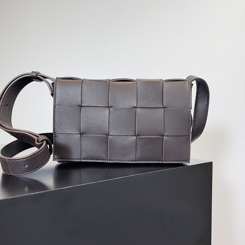 Designer Crossbody Bags Luxury Cassette Shoulder Bag 10A Mirror quality Lambskin Flap Bags Knitting Messenger bag With Box B01V
Designer Crossbody Bags Luxury Cassette Shoulder Bag 10A Mirror quality Lambskin Flap Bags Knitting Messenger bag With Box B01V