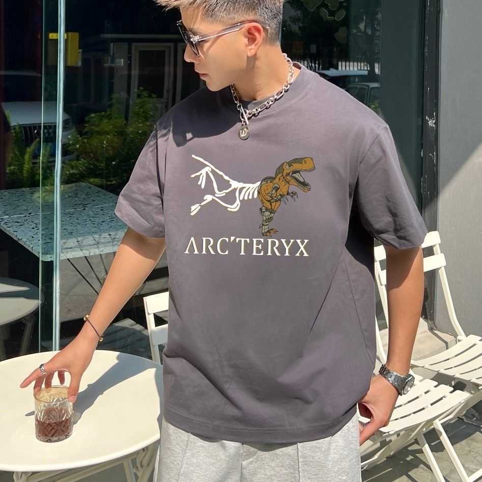 Designer Fashion Clothing ARC TERYXES Tees Tshirt High version 2023 summer new trendy brand dinosaur creative personality letter pattern printed short sleeved Tsh, White
Designer Fashion Clothing ARC TERYXES Tees Tshirt High version 2023 summer new trendy brand dinosaur creative personality letter pattern printed short sleeved Tsh, White