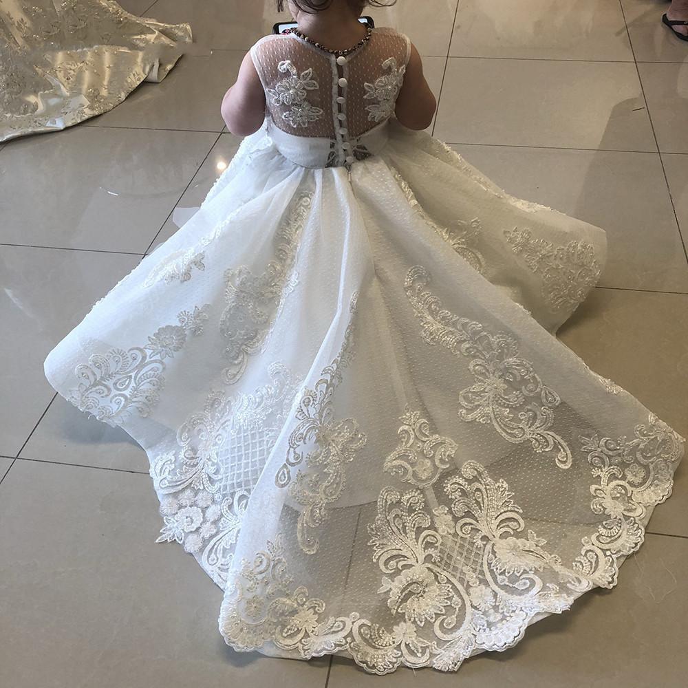 Lovely Flower Girls Dresses For Wedding Ivory White Lace Appliques Sweep Train Sleeveless Floor Length Children Kids Party Commun Gowns Jewel Neck