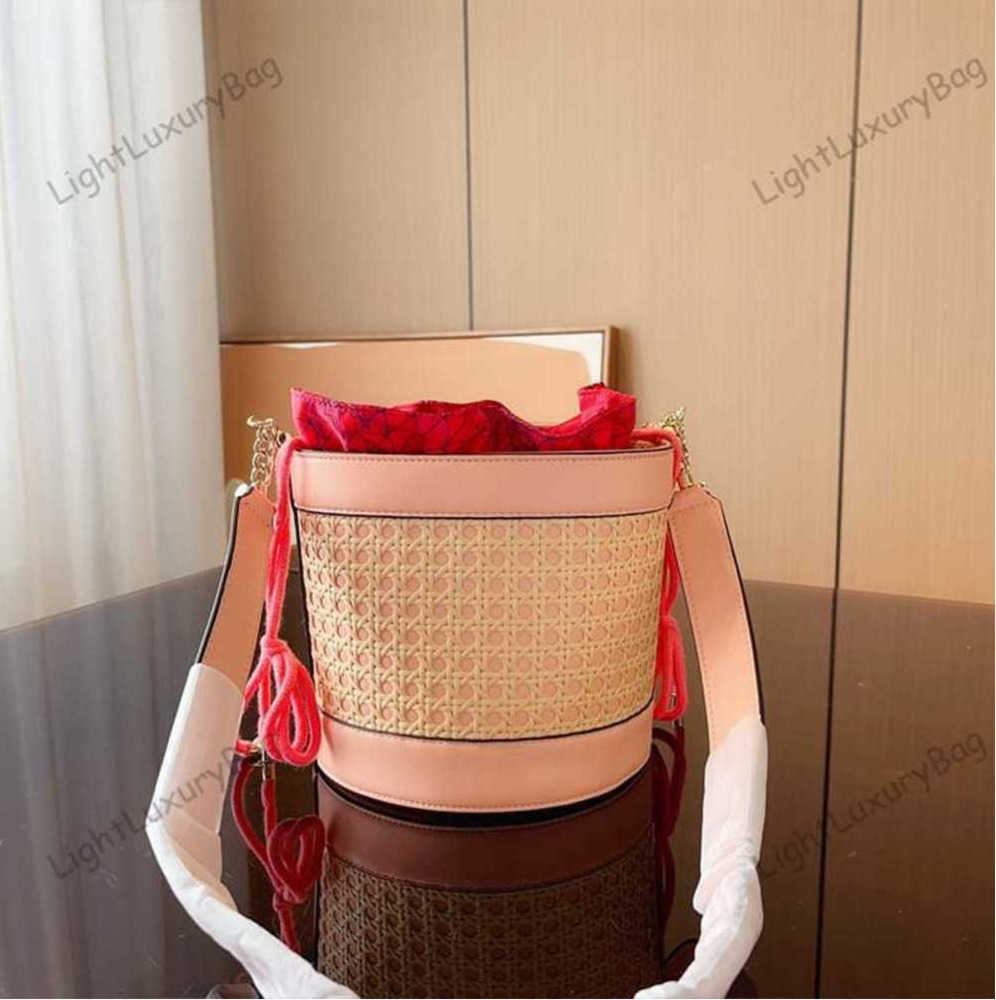 New Designer Bucket Bag For Women High Quality Large Combined With Leather Luxury Cross Body Wallets Classic Female Purses 230515, Pink
New Designer Bucket Bag For Women High Quality Large Combined With Leather Luxury Cross Body Wallets Classic Female Purses 230515, Pink