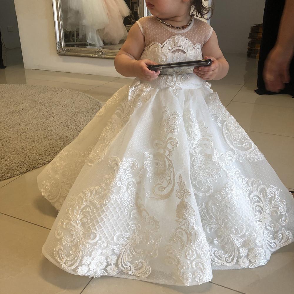 Lovely Flower Girls Dresses For Wedding Ivory White Lace Appliques Sweep Train Sleeveless Floor Length Children Kids Party Commun Gowns Jewel Neck