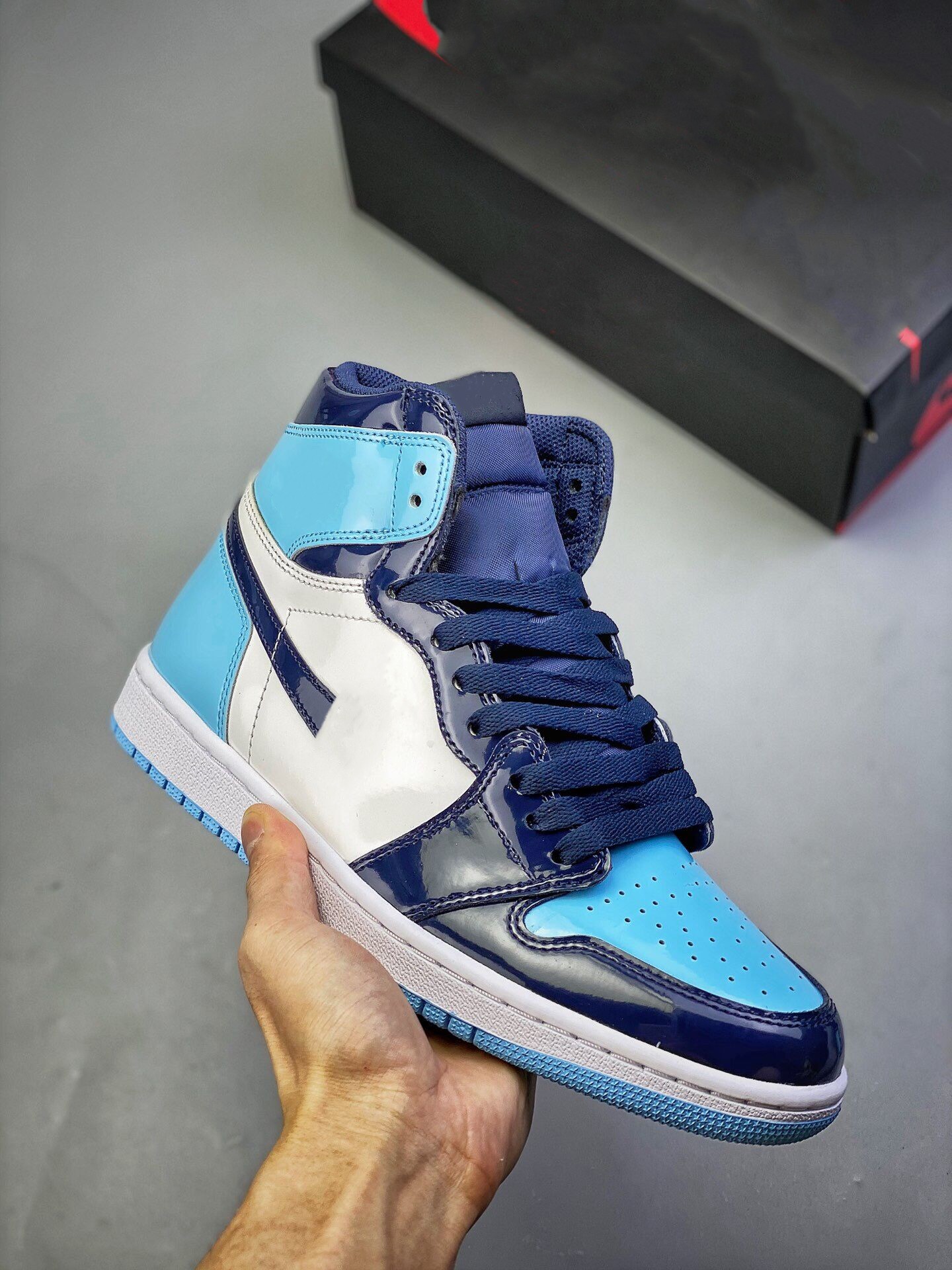 1s UNC Patent Leather Basketball Shoes Men Women Jumpman 1 High OG Obsidian Blue Chill-White 2023 Designer Sports Sneakers
1s UNC Patent Leather Basketball Shoes Men Women Jumpman 1 High OG Obsidian Blue Chill-White 2023 Designer Sports Sneakers