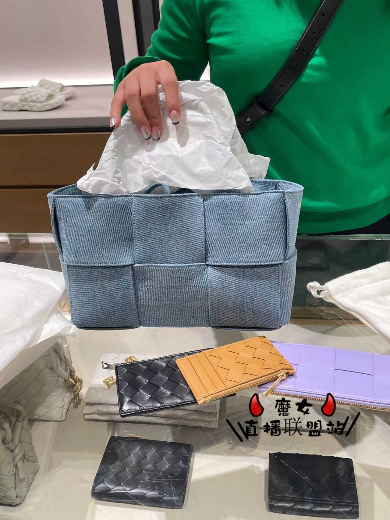 Designer Bottegas/venetas Arco Handbag Mini Denim Tote Bag Woven Shopping Bag Diagonal Straddle Women's Bag Ayw, Simple packaging
Designer Bottegas/venetas Arco Handbag Mini Denim Tote Bag Woven Shopping Bag Diagonal Straddle Women's Bag Ayw, Simple packaging