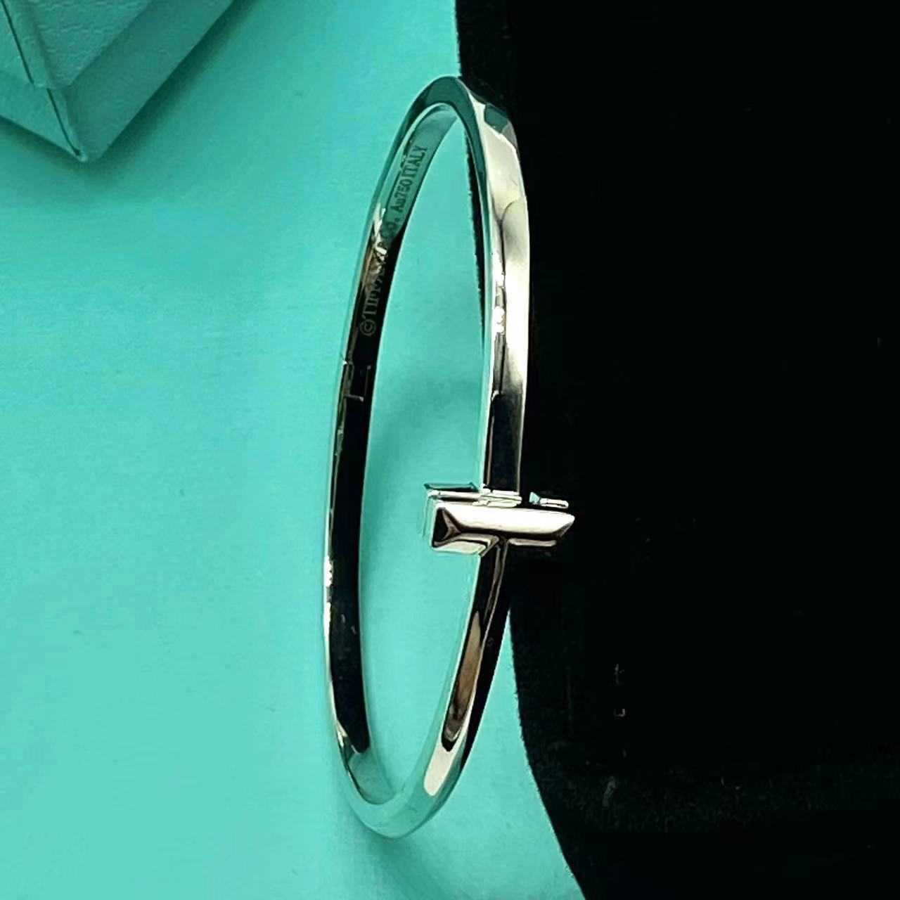 Bestseller Rose Gold T1 bracelet set with diamonds Tiffay double T half diamond narrow version gold advanced sense simple men's and women's Bracelet With logo
Bestseller Rose Gold T1 bracelet set with diamonds Tiffay double T half diamond narrow version gold advanced sense simple men's and women's Bracelet With logo
