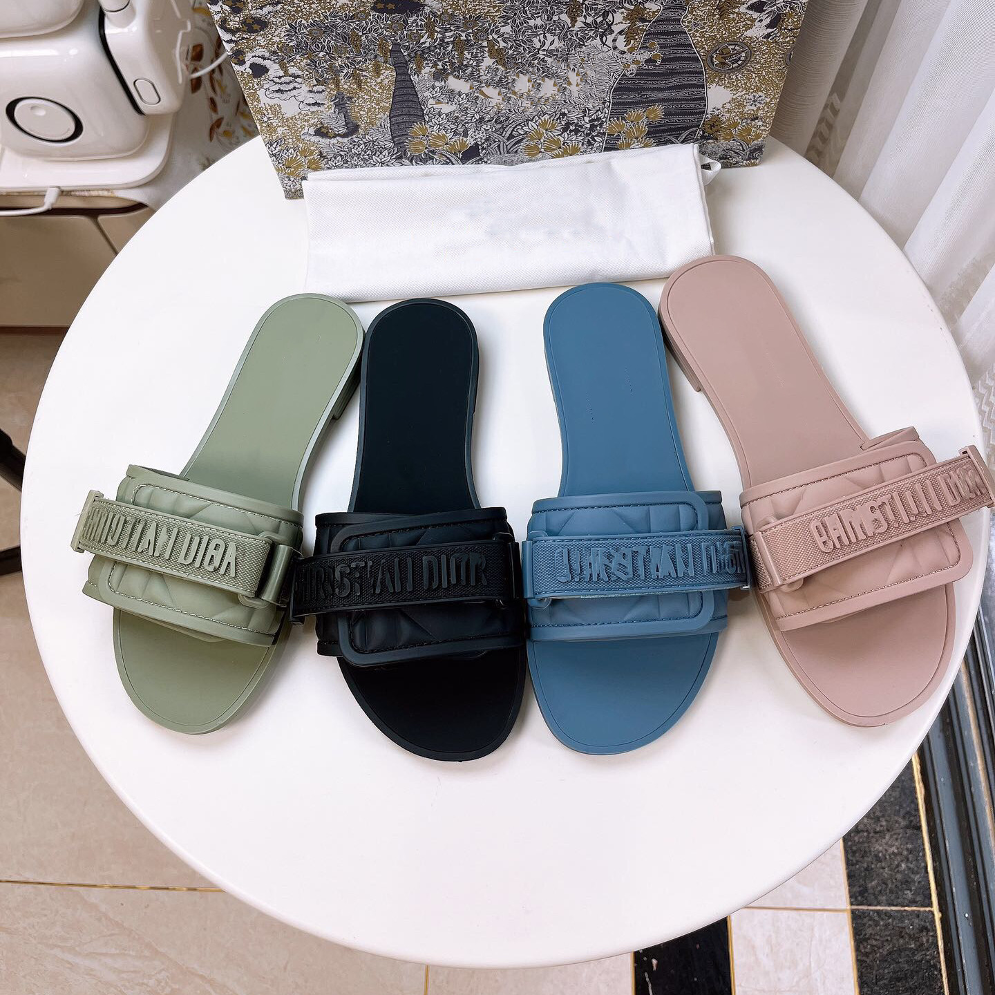 New slippers Women designer brand sandals Light luxury platform beach shoes Metal buckle letters Waterproof anti-skid outdoor solid color flip-flops 35-41, Black
New slippers Women designer brand sandals Light luxury platform beach shoes Metal buckle letters Waterproof anti-skid outdoor solid color flip-flops 35-41, Black