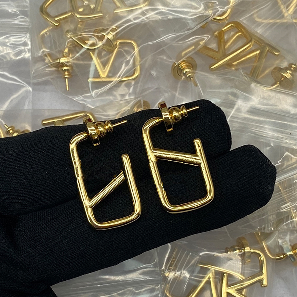 Designer Earrings Letter V Luxury Women's Hoop Fashion Jewellery Metal Valentinoity Earrings Non-fading Non-allergenic
Designer Earrings Letter V Luxury Women's Hoop Fashion Jewellery Metal Valentinoity Earrings Non-fading Non-allergenic