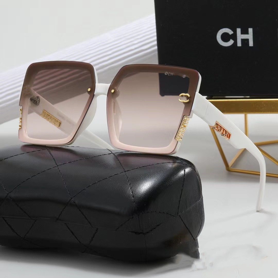 Designer Sunglasses For Women and Men Fashion Model Special UV 400 Protection Letter Big Leg Double Beam Frame Outdoor Brands Design Alloy Diamond Sunglasses 8315B
Designer Sunglasses For Women and Men Fashion Model Special UV 400 Protection Letter Big Leg Double Beam Frame Outdoor Brands Design Alloy Diamond Sunglasses 8315B