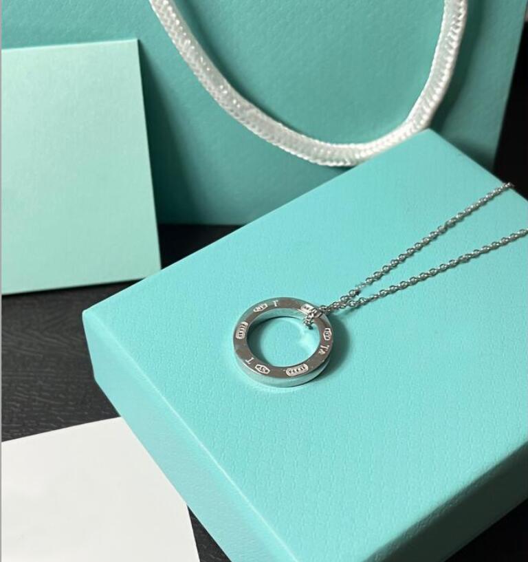 New Style Designer Pendant Necklaces Luxury Men Women High Quality Stainless Steel Brand T Letter Steels Seal Fashion Lovers Party Gift Jewelry Accessories
New Style Designer Pendant Necklaces Luxury Men Women High Quality Stainless Steel Brand T Letter Steels Seal Fashion Lovers Party Gift Jewelry Accessories