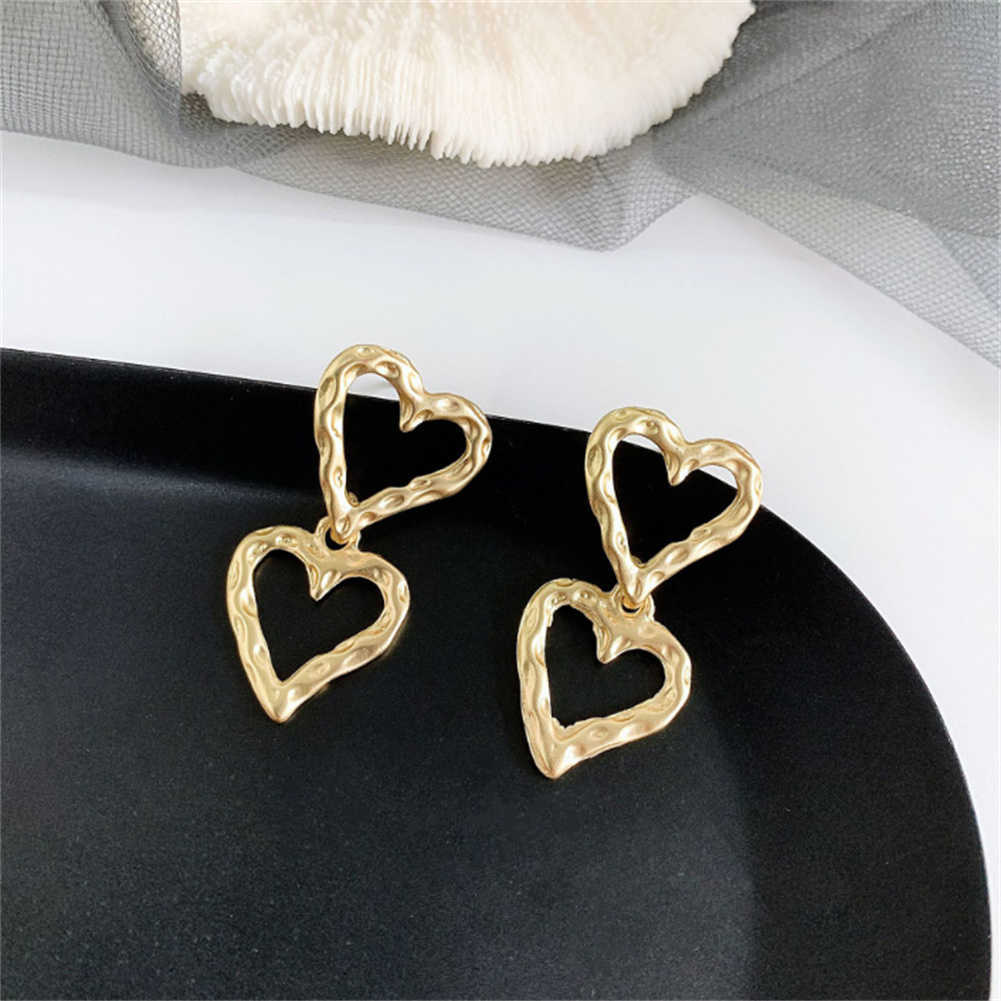 Charm Temperament Gold Color Fashion Hollow Out Heart Shape Stud Earrings For Women Student Girlfriend Jewelry Vintage Metal Earrings AA230518