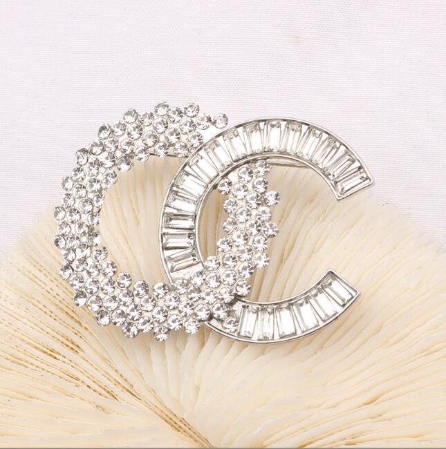 Classical Designer Letter Retro Gold Color Pins Fashion Brooch Unisex Clothes Suit Sweater Brooch for Womens Jewelry Gift 20style
Classical Designer Letter Retro Gold Color Pins Fashion Brooch Unisex Clothes Suit Sweater Brooch for Womens Jewelry Gift 20style