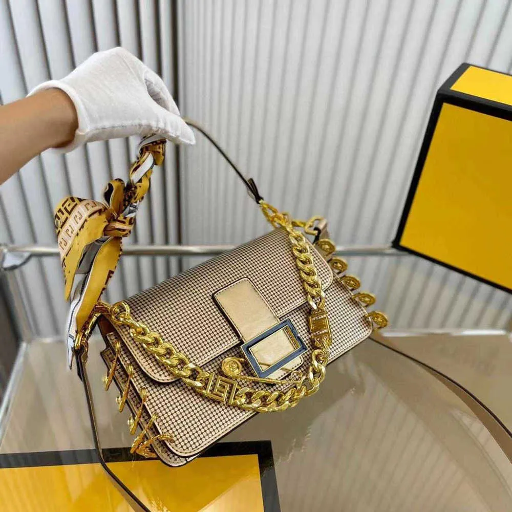 2023 New French Stick Bag Luxury Designer Women's Fashion Versatile One Shoulder Crossbody Handbag Simple Daily Commuting, Gold
2023 New French Stick Bag Luxury Designer Women's Fashion Versatile One Shoulder Crossbody Handbag Simple Daily Commuting, Gold