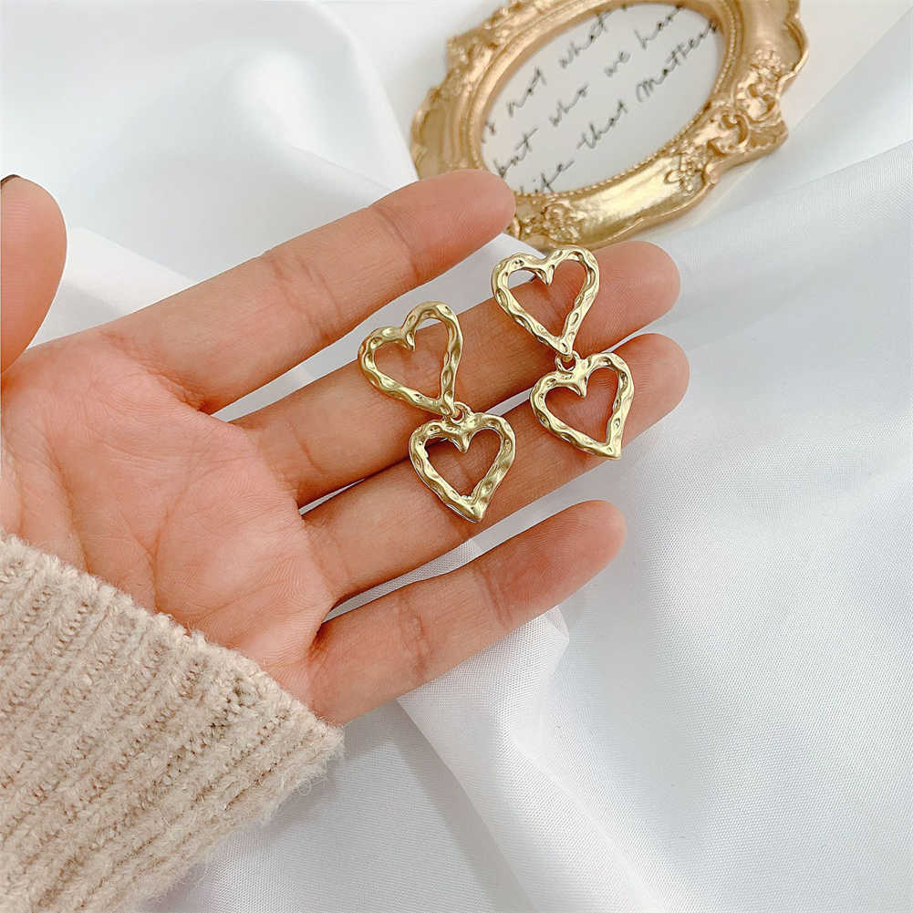 Charm Temperament Gold Color Fashion Hollow Out Heart Shape Stud Earrings For Women Student Girlfriend Jewelry Vintage Metal Earrings AA230518