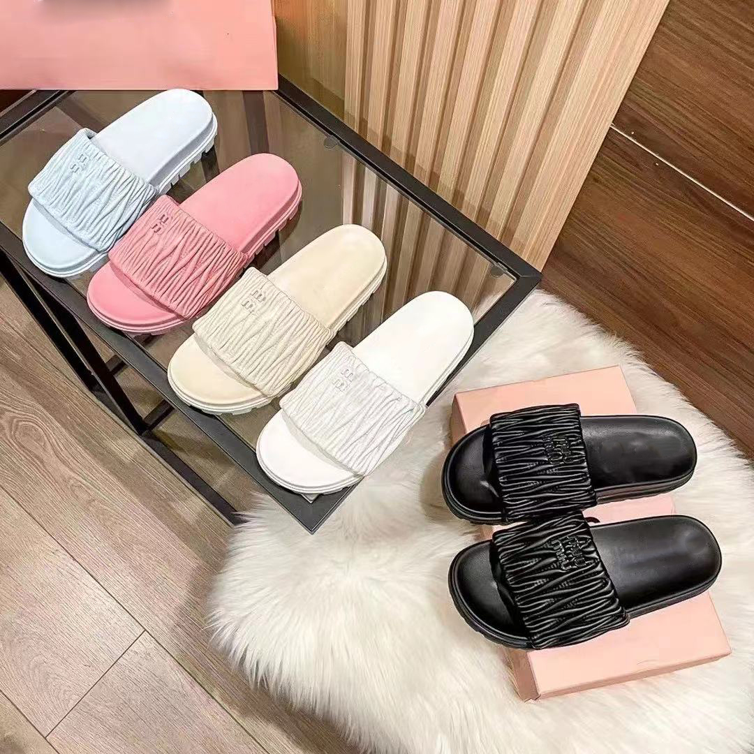 2023 MIU Slippers Women Flat Sandals Matelasse Slide Shoes MM Fashion Top Quality Designer Banquet Summer Leather Sandals Multicolor Flat Heel Mule Size 35-41
2023 MIU Slippers Women Flat Sandals Matelasse Slide Shoes MM Fashion Top Quality Designer Banquet Summer Leather Sandals Multicolor Flat Heel Mule Size 35-41