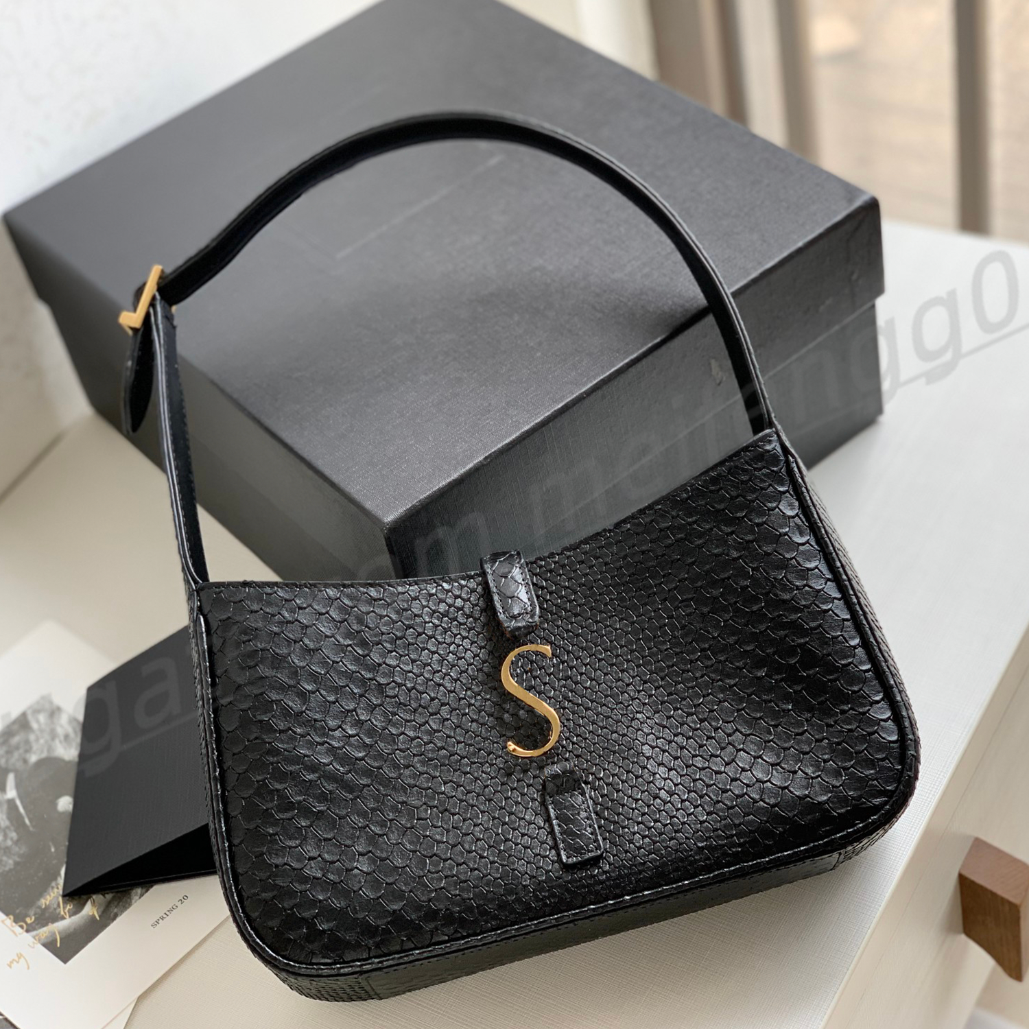 New Luxury Designer hand bags serpentine Leather Shoulder Bags Fashion Underarm pouch Top multifunctional totes Tape box, Purple+snake pattern
New Luxury Designer hand bags serpentine Leather Shoulder Bags Fashion Underarm pouch Top multifunctional totes Tape box, Purple+snake pattern