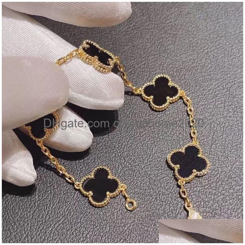 Chain Classic Fashion Charm Bracelet Fourleaf Clover Designer Jewelry 18K Gold For Women And Men Drop Delivery Bracelets Dh6Wg
Chain Classic Fashion Charm Bracelet Fourleaf Clover Designer Jewelry 18K Gold For Women And Men Drop Delivery Bracelets Dh6Wg
