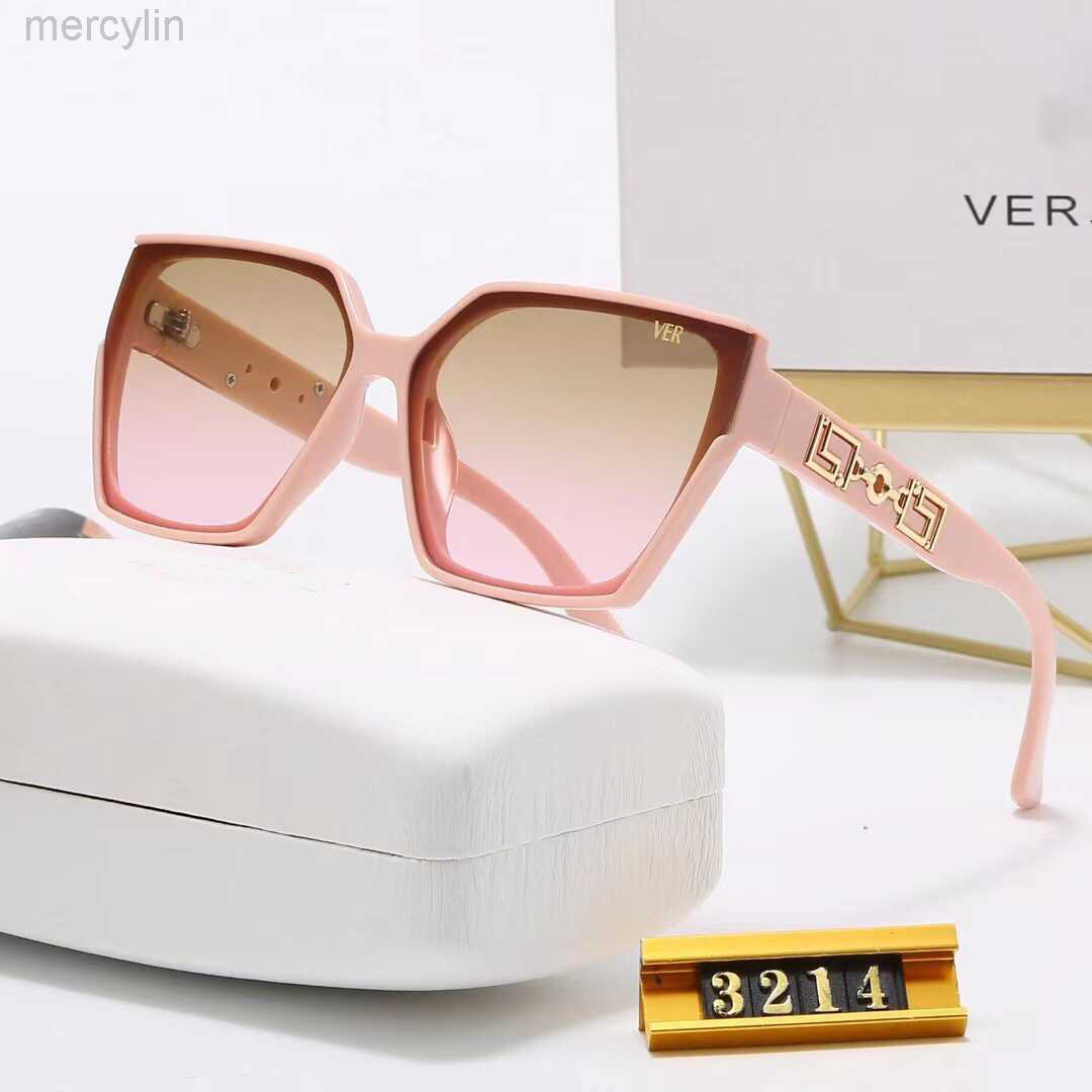 Luxury Designer Versage Sunglasses Men's Women's Vercace Sunglasses Fashion Trend Leisure Sunglasses Outing Sunglasses Driving Holiday Glasses Pink 3214
Luxury Designer Versage Sunglasses Men's Women's Vercace Sunglasses Fashion Trend Leisure Sunglasses Outing Sunglasses Driving Holiday Glasses Pink 3214