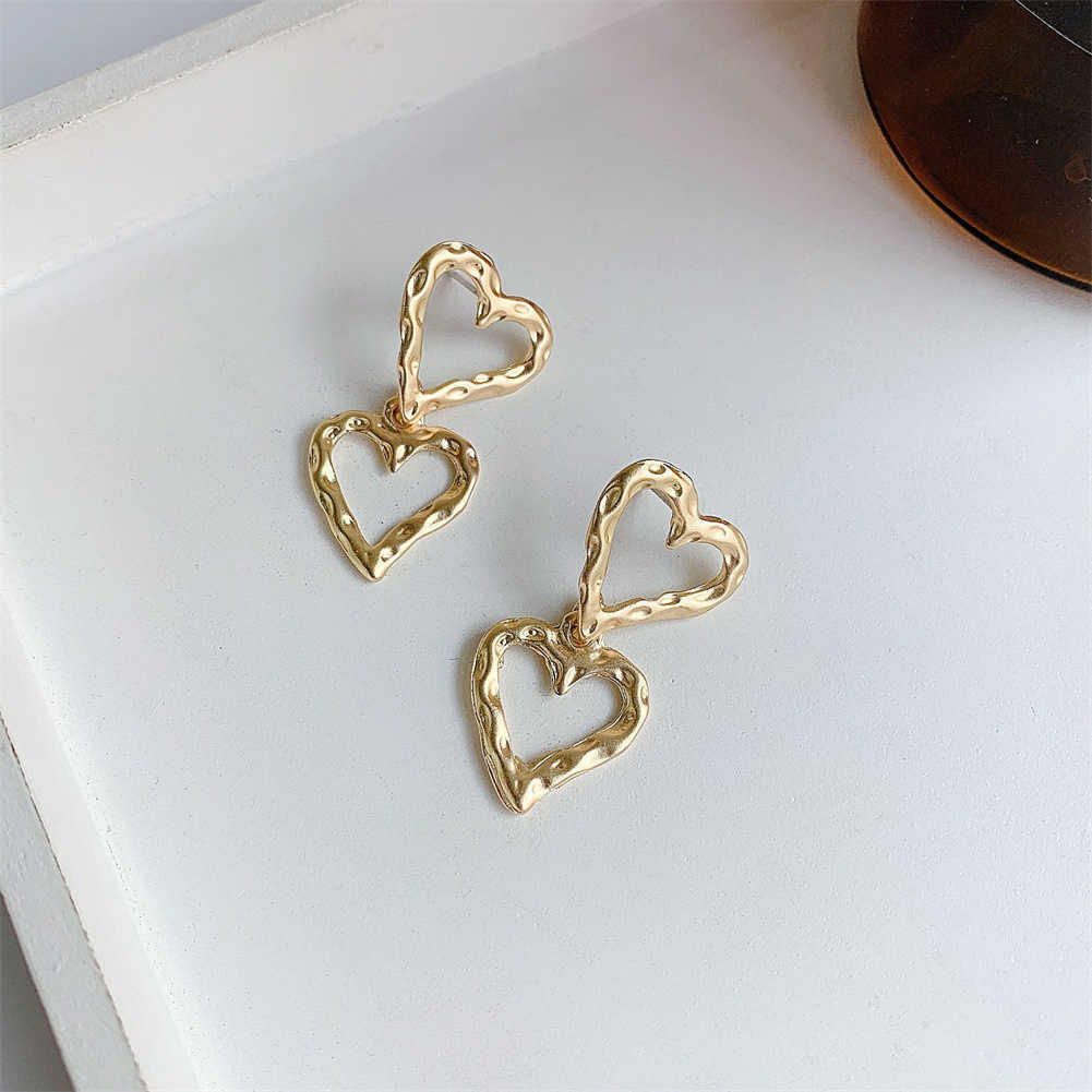Charm Temperament Gold Color Fashion Hollow Out Heart Shape Stud Earrings For Women Student Girlfriend Jewelry Vintage Metal Earrings AA230518