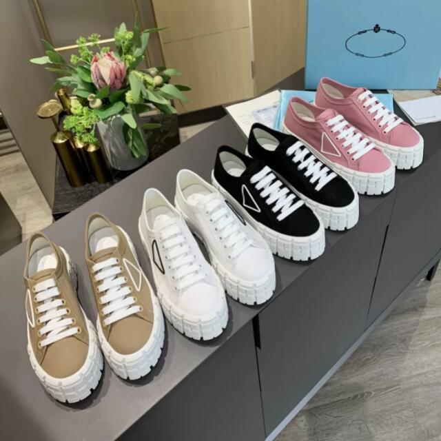 Designer Women Nylon Casual Shoes Gabardine Classic Canvas Sneakers Brand Wheel Lady Stylist Trainers Fashion Platform Solid Heighten with box size 35-42, Color 16
Designer Women Nylon Casual Shoes Gabardine Classic Canvas Sneakers Brand Wheel Lady Stylist Trainers Fashion Platform Solid Heighten with box size 35-42, Color 16