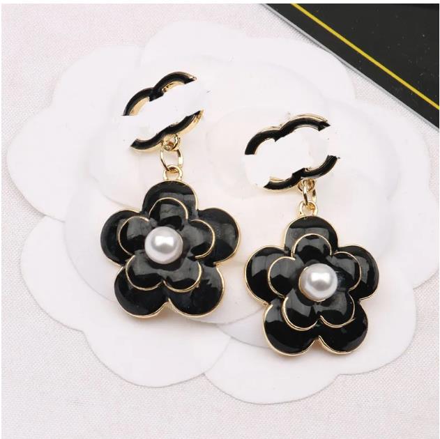 Luxury Letter Charm Camellia Earring Designer Stud Earrings Women Jewelry 925 silver Earrings Couple Gifts High Quality Accessoriesy
Luxury Letter Charm Camellia Earring Designer Stud Earrings Women Jewelry 925 silver Earrings Couple Gifts High Quality Accessoriesy