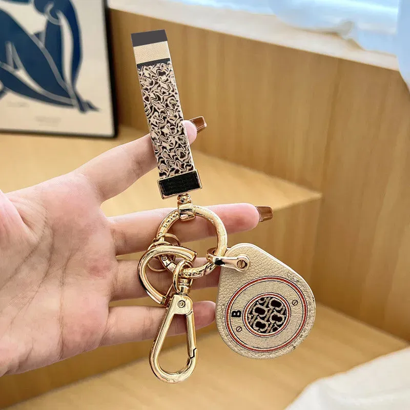 U7 Designers Keychains Luxurys Leather Fashion Casual Style Key chain Temperament Versatile Popular Hanging Bag Phone Case Multiple styles yao32
U7 Designers Keychains Luxurys Leather Fashion Casual Style Key chain Temperament Versatile Popular Hanging Bag Phone Case Multiple styles yao32