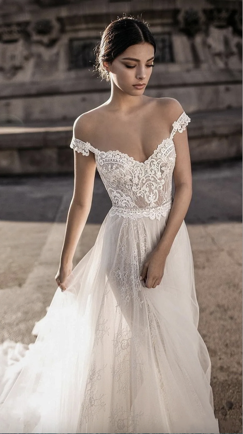 A-Line Wedding Dresses Sheer Bohemian Dresses 2023 Off Shoulder Lace Applique Romantic Tulle Court Train Backless Bridal Gowns Custom Boho