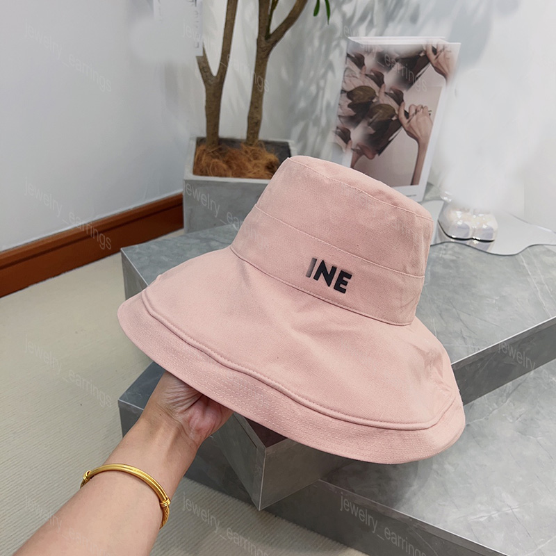Women Men Oversized Bucket Hat Designer Cotton Wide Brim Hats with Chain Strap Rope Fashion Caps Mens Fitted Cap C Sunhats Pink Casquette Yellow
Women Men Oversized Bucket Hat Designer Cotton Wide Brim Hats with Chain Strap Rope Fashion Caps Mens Fitted Cap C Sunhats Pink Casquette Yellow