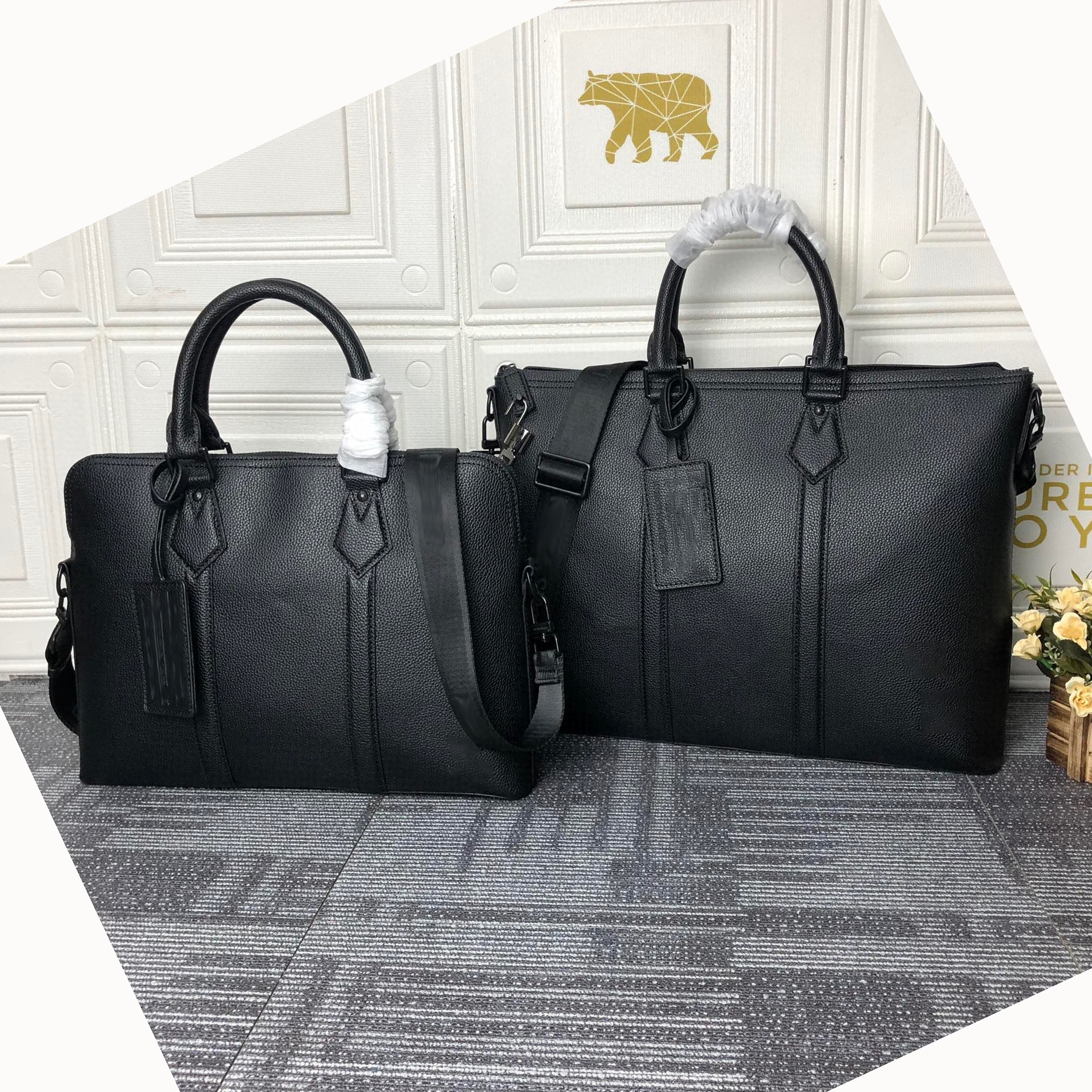 Quality Luxury Designer Men Briefcase Business Bag Grained Leather Mens Handbag With Jacquard Strap Designers Shoulder Bag Laptop Bag messenger bag Work Package
Quality Luxury Designer Men Briefcase Business Bag Grained Leather Mens Handbag With Jacquard Strap Designers Shoulder Bag Laptop Bag messenger bag Work Package