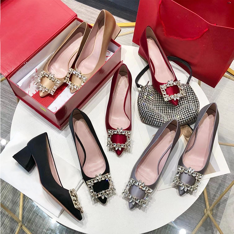 Designer Heel Height 5cm Leather shoes Summer luxury Silk Lysette chunky mid-heel Metal Frame party wedding flash women's shoes comfortable slim non-slip
Designer Heel Height 5cm Leather shoes Summer luxury Silk Lysette chunky mid-heel Metal Frame party wedding flash women's shoes comfortable slim non-slip