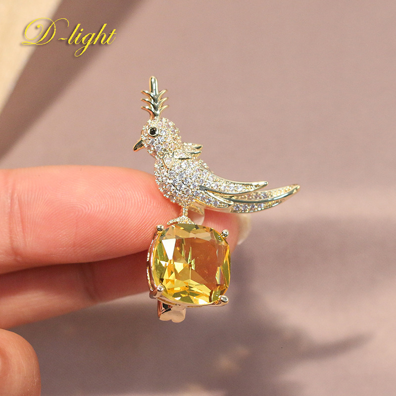 Pins Brooches Cartoon Retro Yellow Crystal Zircon Bird Animal Brooch Mens Ladies Suit Coat Pin Jewelry Party Banquet Daily Accessory Nice Gift 230519
