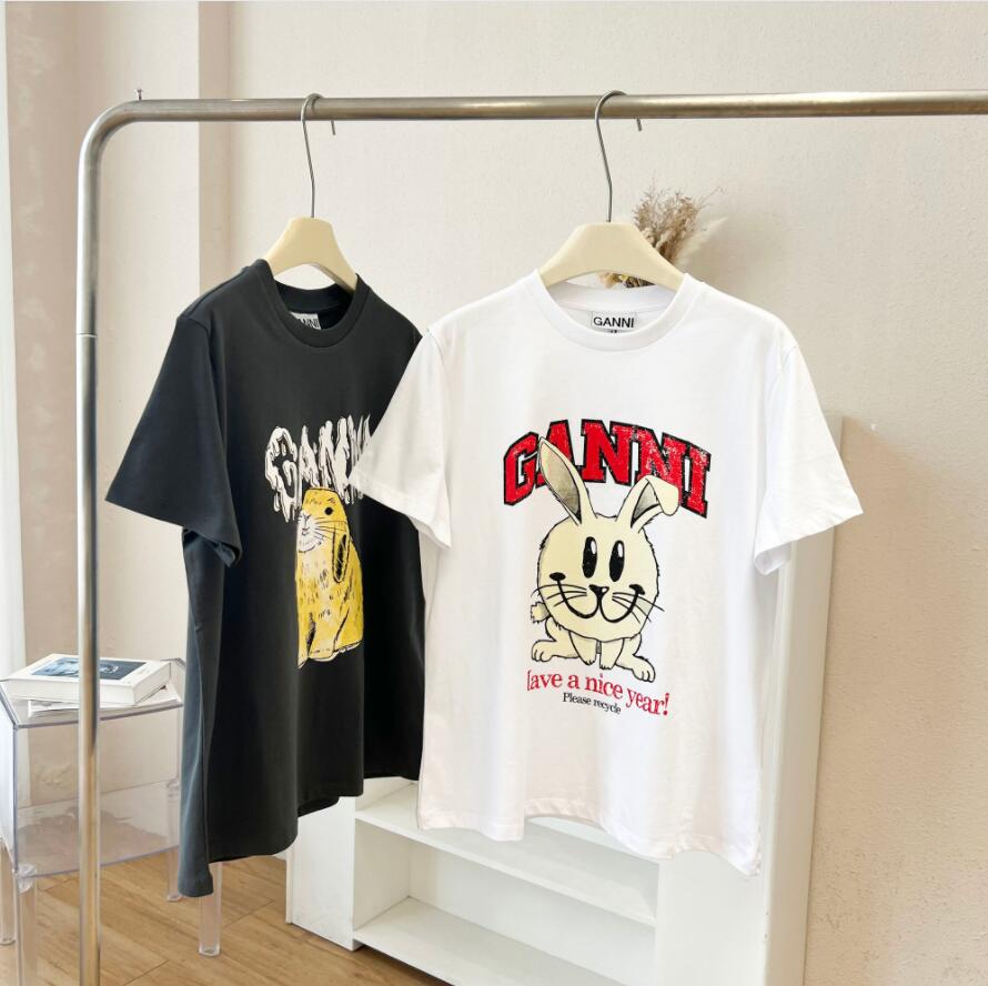 23ss Ganni Women Designer T shirt Beach Tees Versatile lovely rabbit cartoon Print Round Neck Casual Loose Pullover Short Sleeve T-shirt clothing
23ss Ganni Women Designer T shirt Beach Tees Versatile lovely rabbit cartoon Print Round Neck Casual Loose Pullover Short Sleeve T-shirt clothing