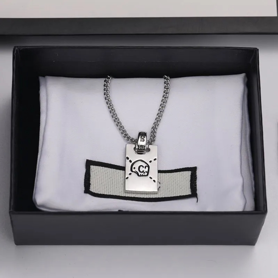 Luxury Designer Necklaces Classic designers Necklace Skull Pendant Jewelry luxurys women Couples Party Holiday Gift good nice
Luxury Designer Necklaces Classic designers Necklace Skull Pendant Jewelry luxurys women Couples Party Holiday Gift good nice