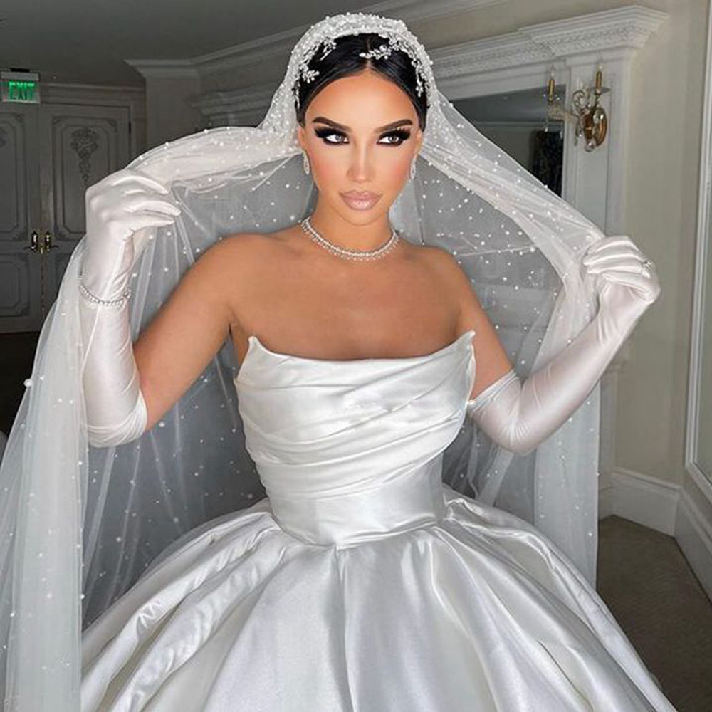 Modern Ball Gown Wedding Dresses Pleated Strapless Neckline Bridal Gowns Satin Saudi Arabia robe de mariee