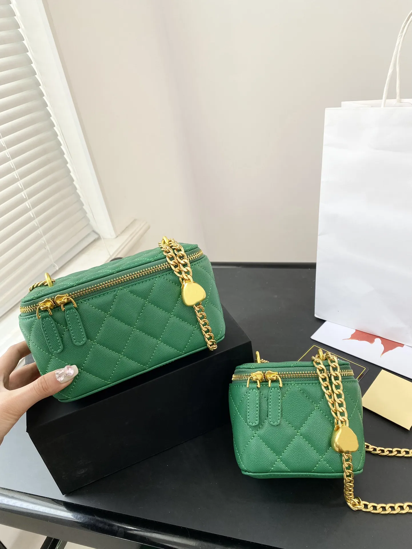 23p Fashion Love Golden Ball Box Bag Metal Chain mini Shoulder Crossbody Bag Classic Quilted Makeup Bag Women Cosmetic Case lipstick Handbags With mirror 18/12CM, Pink
23p Fashion Love Golden Ball Box Bag Metal Chain mini Shoulder Crossbody Bag Classic Quilted Makeup Bag Women Cosmetic Case lipstick Handbags With mirror 18/12CM, Pink