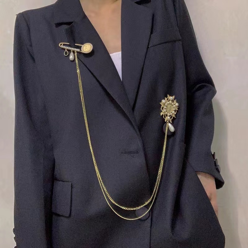 Pins Brooches Vintage Alloy Rhinestones Large Brooches Fashion Shawl Tassel Chain Lapel Pin Shirt Suit Jewelry for Men Wedding Accessories 230519