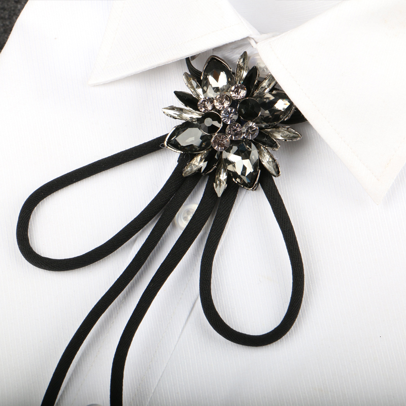 Neck Ties Elegant Men Western American Cowboy Necklace Bolo Tie Accessory Women Wedding Alloy Shine Crystal Necktie Chic Bowtie 230519